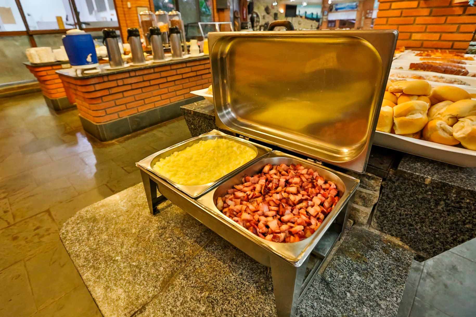 Café da manhã com pães e frutas