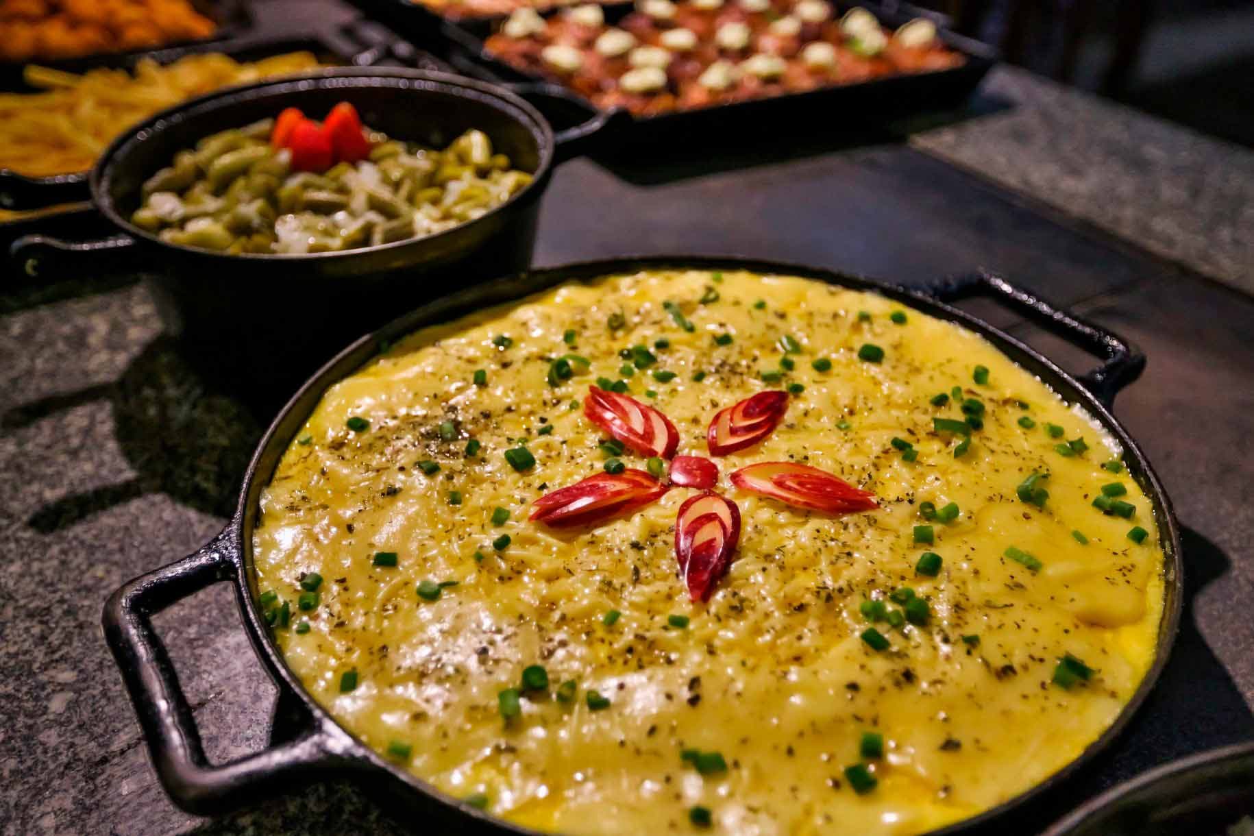 Pratos quentes do jantar feitos no fogão a lenha (foto 6)
