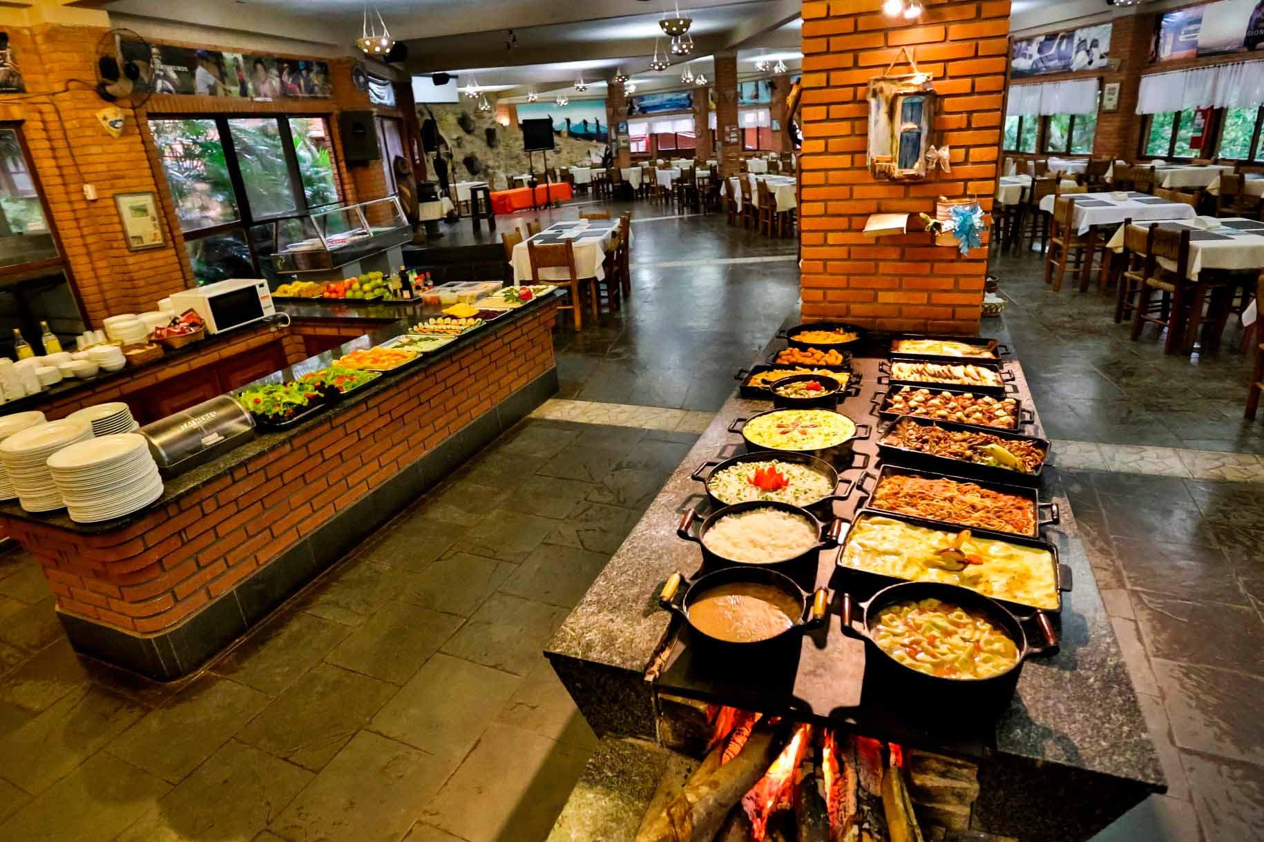 Pratos quentes do jantar feitos no fogão a lenha (foto 8)